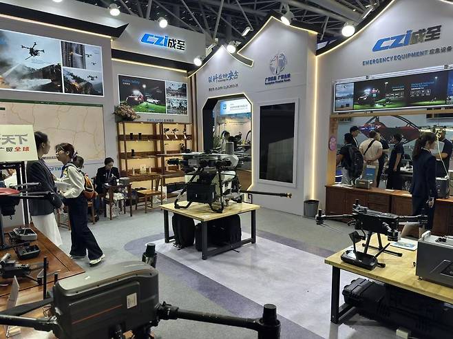 중국 '캔톤페어'에 출품된 경찰·소방용 '공공 안전' 드론들     (광저우=연합뉴스) 정성조 특파원 = 15일 오후 중국 광둥성 광저우시에서 열린 중국수출입상품교역회(캔톤페어)에 경찰·소방용 대형 드론들이 전시된 모습. 2026.4.15 xing@yna.co.kr