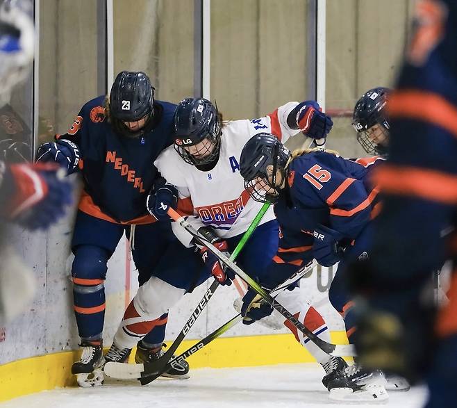 네덜란드와 퍽을 다투는 한국  [대한아이스하키협회 제공. 재판매 및 DB 금지]