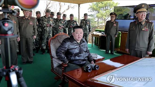 김정은, 태양절에 포사격경기 참관 (서울=연합뉴스) 김정은 북한 국무위원장이 지난 15일 김일성 주석의 생일인 태양절을 맞아 인민군 서부지구 대연합부대 관하 포병구분대들 사이의 포사격경기를 참관했다고 조선중앙TV가 16일 보도했다. [조선중앙TV 화면] 2026.4.16 
    [국내에서만 사용가능. 재배포 금지. For Use Only in the Republic of Korea. No Redistribution] nkphoto@yna.co.kr