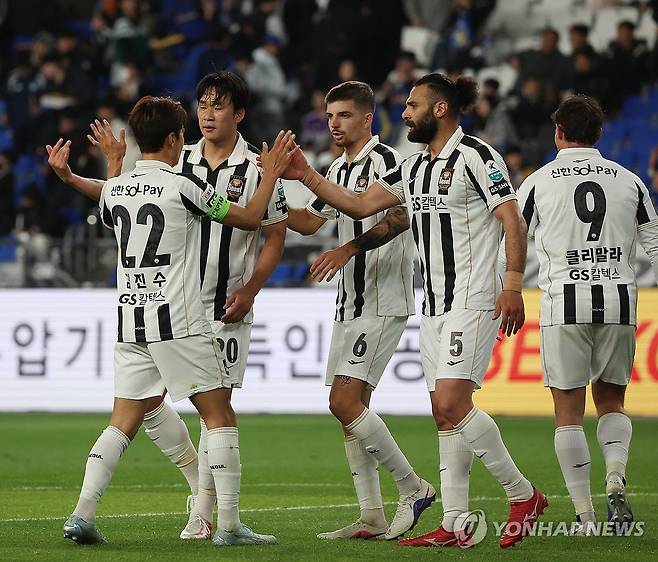 서울, 울산 상대로 승리 (울산=연합뉴스) 김용태 기자 = 15일 울산 문수축구경기장에서 열린 프로축구 하나은행 K리그1 2026 울산 HD와 FC서울의 경기에서 승리한 서울 선수들이 서로 격려하고 있다. 2026.4.15 yongtae@yna.co.kr