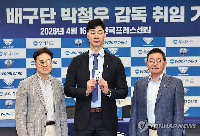 우리카드 사원증 받은 박철우 감독 (서울=연합뉴스) 김인철 기자 = 남자 프로배구 박철우 우리카드 신임 감독이 16일 서울 중구 프레스센터에서 열린 취임 기자회견에서 사원증을 받은 뒤 기념사진을 촬영하고 있다. 2026.4.16 yatoya@yna.co.kr