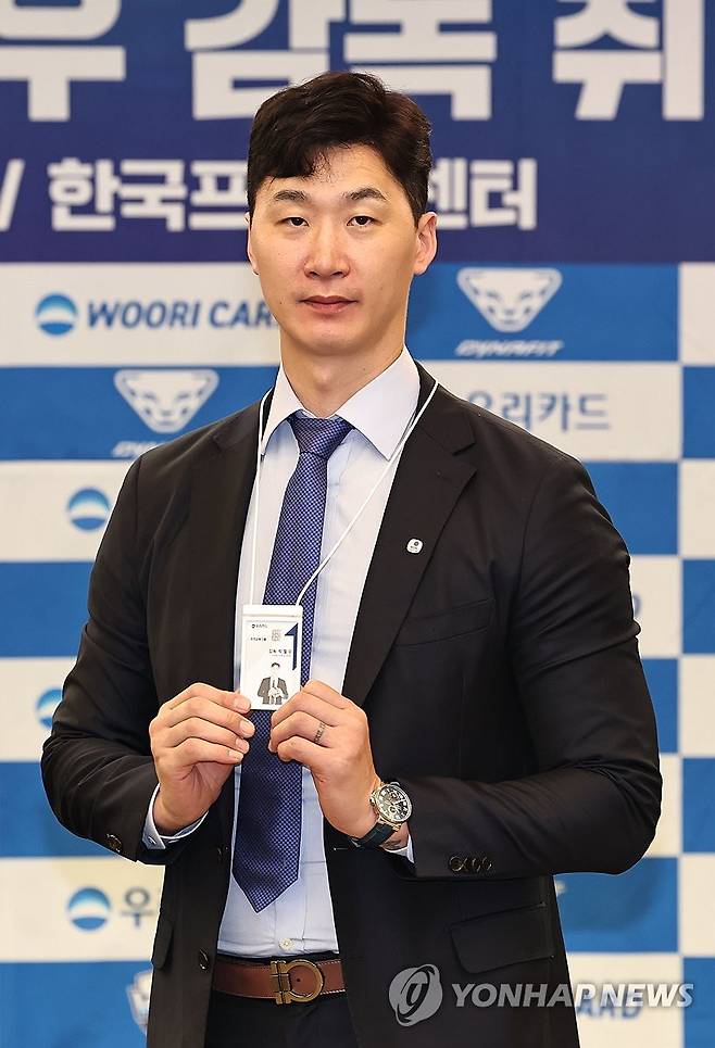 우리카드 사원증 받은 박철우 감독 (서울=연합뉴스) 김인철 기자 = 남자 프로배구 박철우 우리카드 신임 감독이 16일 서울 중구 프레스센터에서 열린 취임 기자회견에서 사원증을 받은 뒤 기념사진을 촬영하고 있다. 2026.4.16 yatoya@yna.co.kr