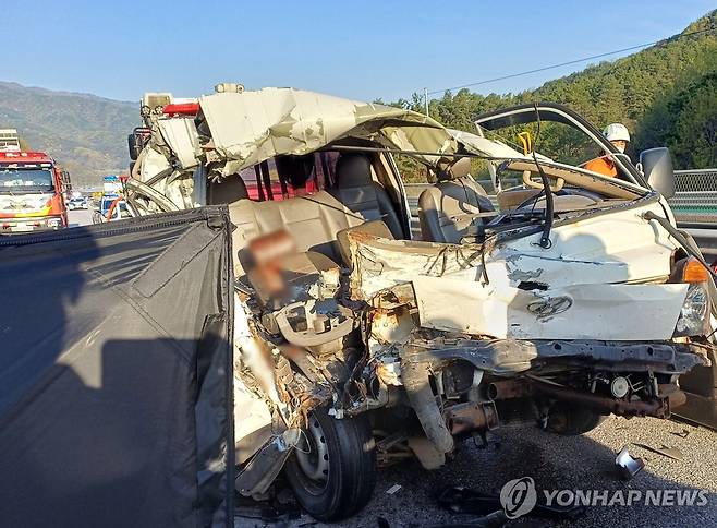 사고 난 트럭 (완주=연합뉴스) 16일 오전 6시 46분께 전북 완주군 구이면의 한 자동차 전용도로에서 22.5t 화물트럭과 1t 트럭이 충돌해 7명이 다쳤다. 사진은 사고 현장. 2026.4.16 [전북자치도소방본부 제공. 재판매 및 DB 금지] warm@yna.co.kr