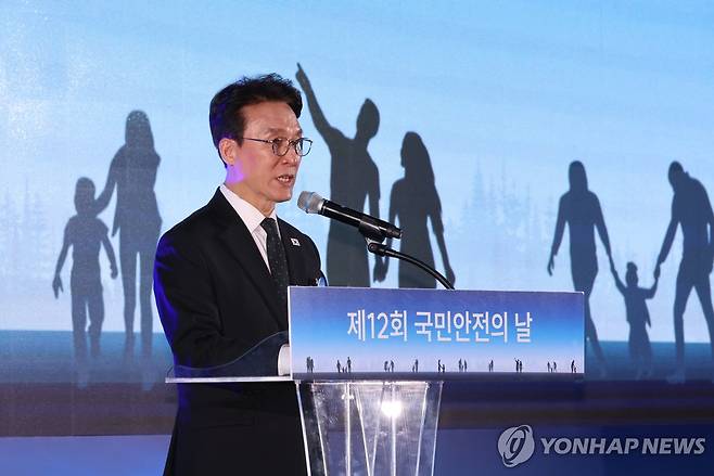 국민안전의 날 기념사 하는 김민석 총리 (세종=연합뉴스) 김주성 기자 = 김민석 국무총리가 16일 세종시 세종컨벤션센터에서 열린 제12회 국민안전의 날 기념식에서 기념사를 하고 있다. 
    국민 안전의 날은 세월호 참사 희생자를 추모하고 안전의 중요성을 되새기기 위해 제정된 법정 기념일이다. 2026.4.16 utzza@yna.co.kr