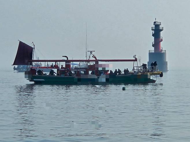 금지 구역에서 낚시하는 어선 [전북 군산해양경찰서 제공. 재판매 및 DB 금지]