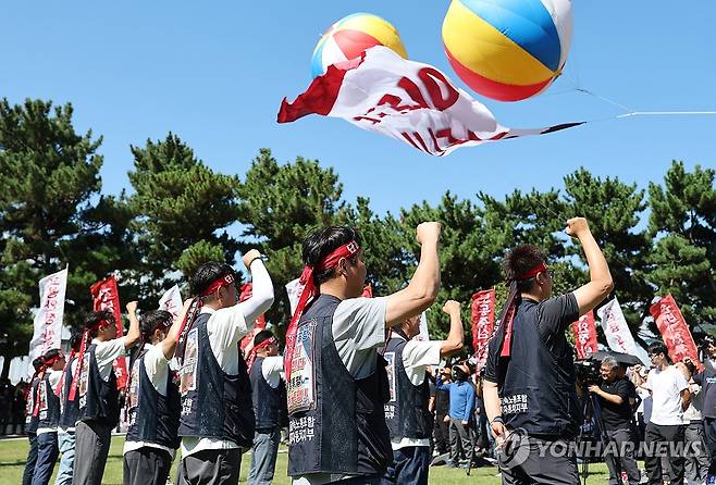구호 외치는 현대차 노조 조합원들 [연합뉴스 자료사진]