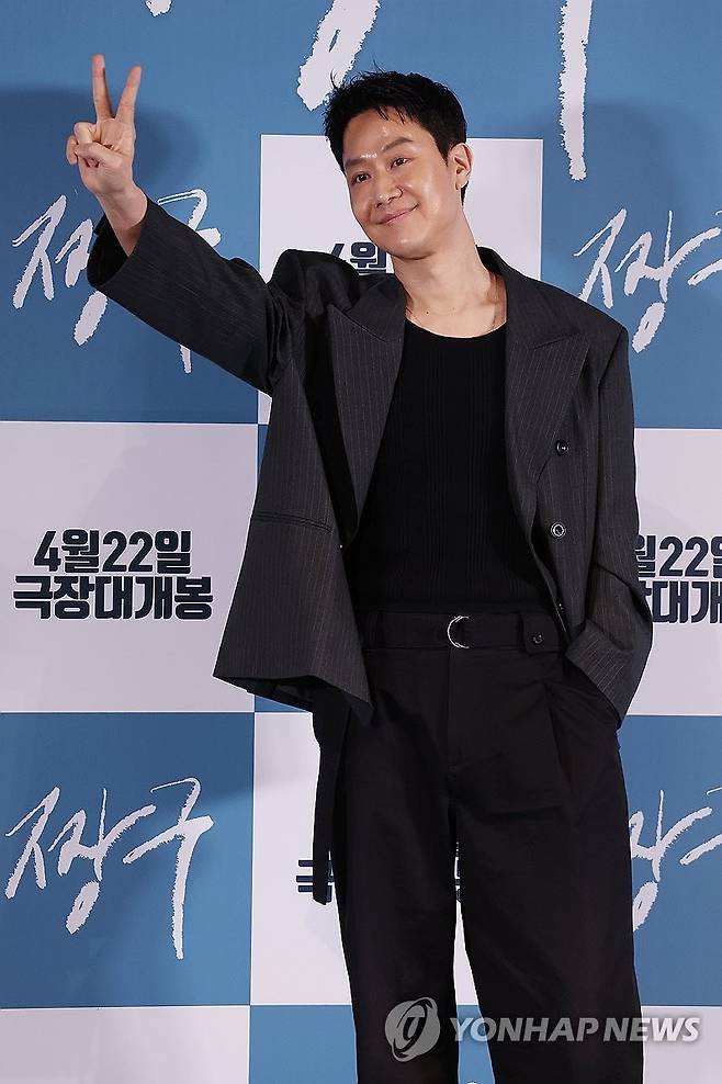 짱구로 돌아온 정우 (서울=연합뉴스) 강민지 기자 = 감독 겸 배우 정우가 16일 서울 용산구 cgv용산아이파크몰에서 영화 '짱구'언론시사회 및 기자간담회에서 포즈를 취하고 있다. 2026.4.16 mjkang@yna.co.kr