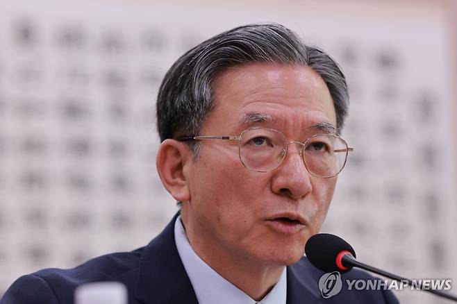 박상용 검사 직무정지 관련 답변하는 법무장관 (서울=연합뉴스) 신현우 기자 = 정성호 법무부 장관이 8일 국회에서 열린 법제사법위원회 전체회의에서 쌍방울 대북 송금 사건을 수사한 박상용 검사의 직무정지 관련 질문에 답하고 있다. 2026.4.8 nowwego@yna.co.kr