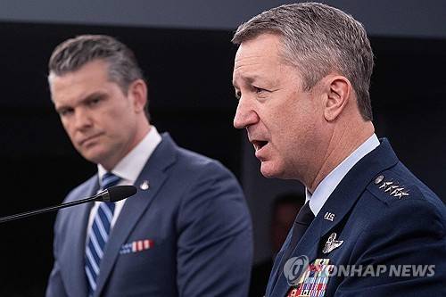 댄 케인 미국 합참의장(오른쪽) [AFP=연합뉴스. 재판매 및 DB 금지]
