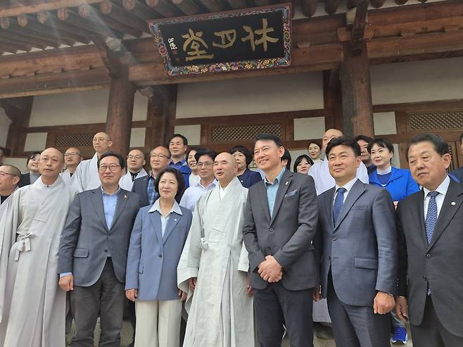 17일 남양주시 봉선사에서 더불어민주당 추미애 경기지사 후보와 주지 호산스님 등 관계자들이 간담회를 마치고 휴월당 앞에서 기념촬영을 했다. 김기웅 기자 woong@kihoilbo.co.kr