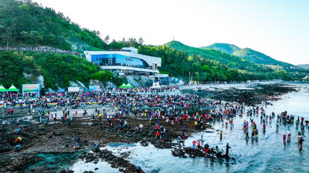 진도신비의바닷길축제에서 관광객들이 축제를 즐기고 있다. 진도군 제공