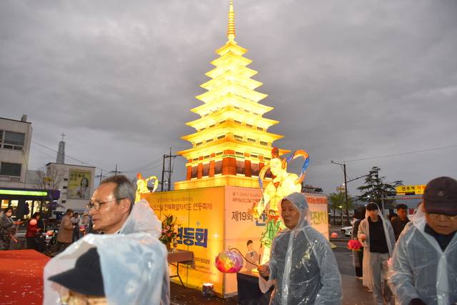 지난해 ‘봉축 기원탑 점등식’ 자료사진/사진=전북특별자치도 부처님오신날 봉축위원회
