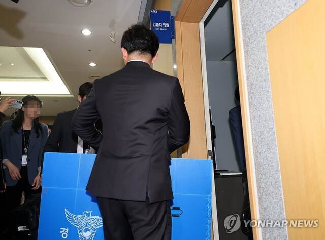 경찰이 15일 오후 공직선거법 위반 혐의를 받는 김슬지 전북도의원의 도의회 사무실을 압수수색하고 있다. /연합뉴스