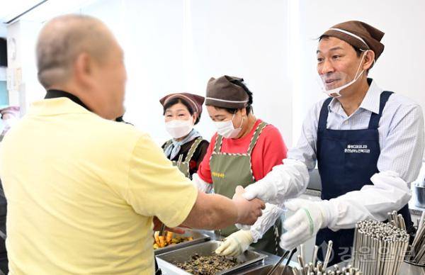 ◇우상호 더불어민주당 도지사 예비후보가 지난 15일 춘천 남부노인복지관에서 배식 봉사를 하며 어르신들의 목소리를 청취하고 있다. 신세희기자