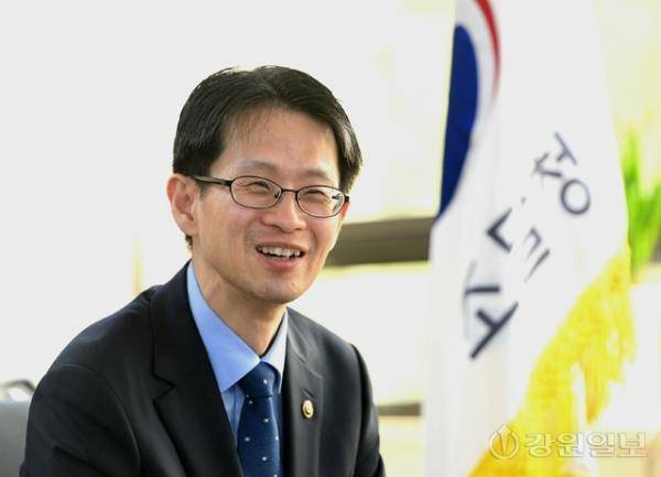 백승보 조달청장이 16일 강원지방조달청에서 강원일보 취재진을 만나 인터뷰를 하고 있다. 신세희기자