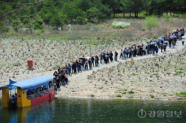 영화 ‘왕과 사는 남자’ 흥행 영향으로 관광객이 급증한 가운데 평일인 16일 영월 청령포에서 몰린 방문객들이 도선을 이용해 섬으로 이동하고 있다.