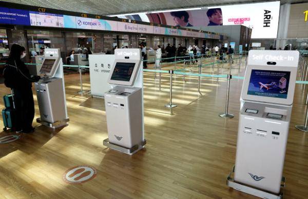 국제선 유류할증료 역대 최대에 여행심리 위축 (영종도=연합뉴스) 김주형 기자 = 중동 전쟁이 길어지면서 오는 5월 발권하는 국제선 항공권에 부과되는 유류할증료가 역대 최고 단계로 뛰어올랐다. 이에 국내 항공사들은 다음 달 구매하는 항공권에 더하는 유류할증료를 대폭 올릴 예정이다. 16일 항공업계에 따르면 5월 유류할증료 기준이 되는 올해 3월 16일∼4월 15일 싱가포르 항공유 평균값(MOPS)은 1갤런당 511.21센트(배럴당 214.71달러)로 총 33단계 중 최고 단계인 33단계(갤런당 470센트 이상)에 해당한다. 이날 가장 먼저 유류할증료를 발표한 대한항공은 이달에는 편도 기준 최소 4만2천원에서 최대 30만3천원을 부과했지만, 다음 달에는 최소 7만5천원에서 56만4천원을 부과한다. 거리가 가장 짧은 후쿠오카, 옌타이, 구마모토, 칭다오 노선 등에는 7만5천원이, 가장 먼 로스앤젤레스(LA), 뉴욕, 파리, 런던 노선 등에는 56만4천원이 붙는다. 사진은 이날 인천공항 대한항공 카운터. 2026.4.16 kjhpress@yna.co.kr (끝) <저작권자(c) 연합뉴스, 무단 전재-재배포, AI 학습 및 활용 금지>