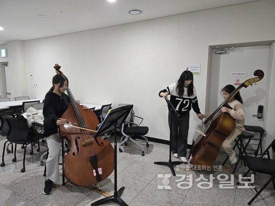 ▲ 지난 15일 울산 울주군 서울주문화센터에서 진행된 '꿈의 오케스트라 울주' 4번째 수업이 진행된 가운데 참여 학생들이 악기를 연주하는 방법을 배우고 있다.