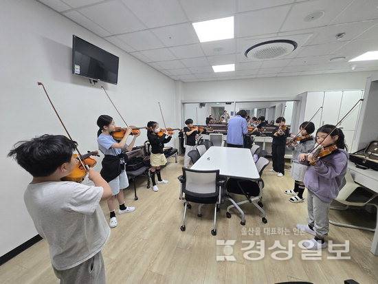 ▲ 지난 15일 울산 울주군 서울주문화센터에서 진행된 '꿈의 오케스트라 울주' 4번째 수업이 진행된 가운데 참여 학생들이 악기를 연주하는 방법을 배우고 있다.
