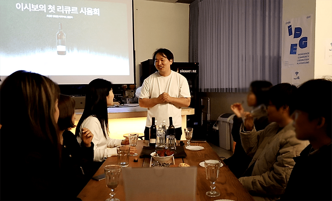 출시 예정인 리큐르 시음회에서 제품을 설명하고 있는 부경철 이시보 대표. ⓒ제주의소리