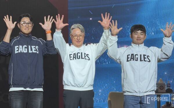 김경문 감독과 채은성, 문현빈(사진=더게이트 배지헌 기자)