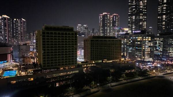 파라다이스 호텔 부산에서 객실 전등을 자발적으로 소등하는 '어스 아워(Earth Hour)' 캠페인이 진행되고 있다. [출처=파라다이스 호텔 부산]