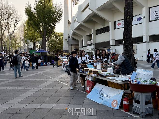 서울 송파구 잠실 종합운동장 역 앞 노점상의 모습.(황민주 기자 minchu@)