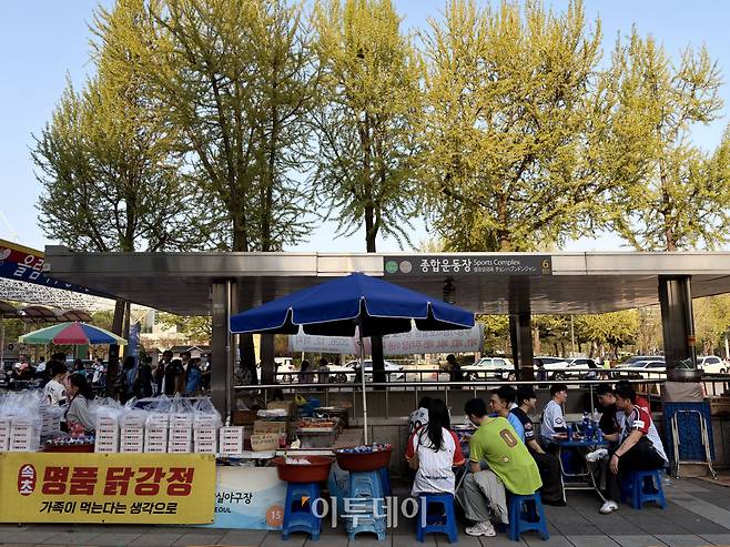 서울 송파구 잠실종합운동장 역 6번 출구 앞 포장마차에서 경기를 기다리는 야구 팬들의 모습.(황민주 기자 minchu@)