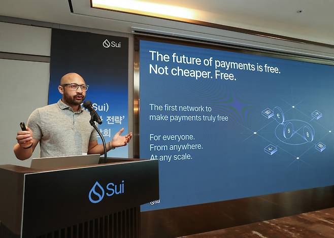 아데니이 아비오둔(Adeniyi Abiodun) 수이 최고제품책임자(CPO)가 17일 서울 강남구 조선팰리스에서 열린 기자간담회에서 발표하고 있다.