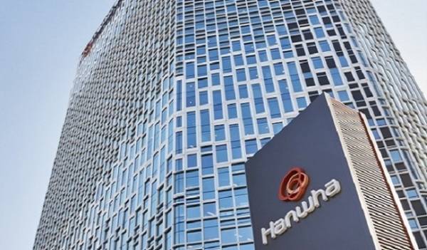 한화솔루션이 자금 조달 구조를 조정하고 규모를 줄이는 한편 미래 성장 투자와 주주환원 기조는 유지하는 방향으로 유상증자 계획을 수정했다. 사진은 한화빌딩 전경./사진=한화 제공