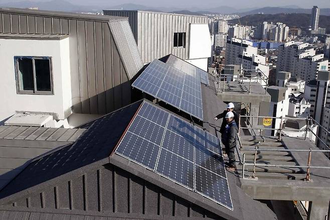 서울의 한 아파트 옥상에 설치된 태양광 패널./ 연합뉴스