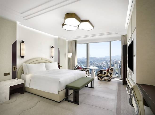 조선 팰리스의 구본창 작가 협업 특별 전시 및 한정 객실 패키지 모습. /조선호텔앤리조트 제공