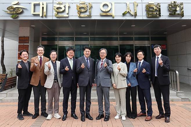 대한한의사협회 윤성찬 회장(왼쪽에서 5번째)과 한의협을 찾은 홍승권 원장(왼쪽에서 6번째). /사진 제공=건강보험심사평가원