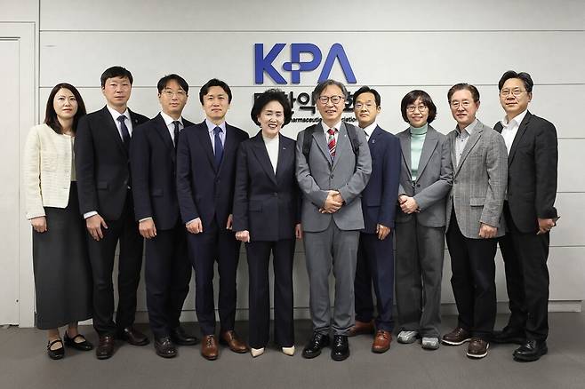 권영희 대한약사회 회장(왼쪽에서 5번째)과 약사회를 찾은 홍승권 원장(왼쪽에서 6번째). /사진 제공=건강보험심사평가원