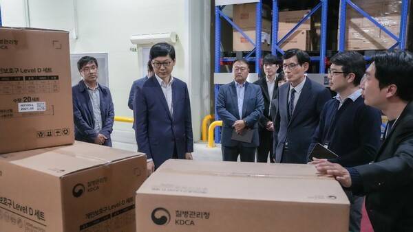 &nbsp;김기남 질병청 차장(왼쪽 두번째)이 한컴라이프케어 비축센터에서 방역물자 상황을 점검하고 있다. / 사진제공=질별관리청