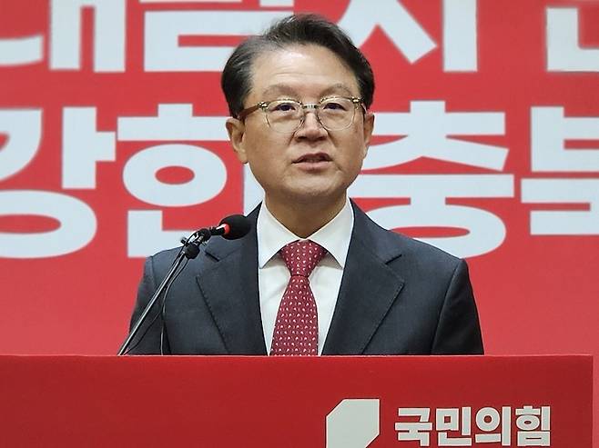 윤석열 전 대통령의 내란 재판 변호인인 윤갑근 전 국민의힘 충북도당위원장이 지난달 4일 충북도청 브리핑룸에서 충북지사 선거 출마를 공식 선언하고 있다. 사진=뉴시스