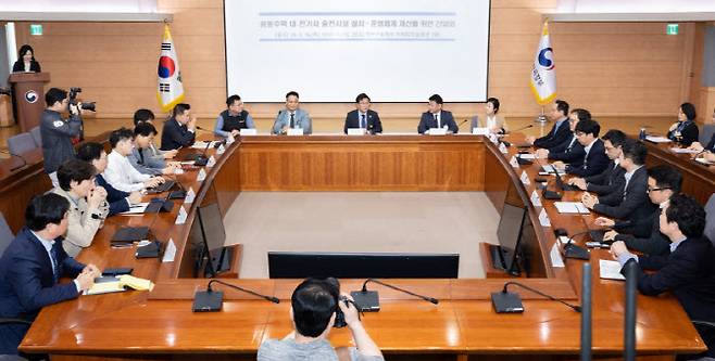 김성환 기후에너지환경부 장관(가운데)를 비롯한 관계자가 16일 정부서울청사에서 열린 공동주택(아파트) 전기차 충전시설 설치·운영 체계 개선 간담회에서 이야기하고 있다. (사진=기후부)