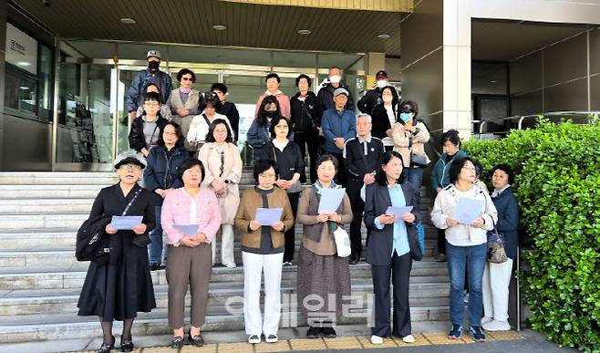 시민들이 지난 16일 파주시청 본관 계단 앞에서 기자회견을 열고 있다.(사진=시민)
