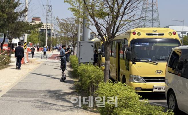 15일 충북 청주시 흥덕구 SK하이닉스 M15X 공장 앞에서 인근 식당 버스들이 대기하고 있다.(사진=공지유 기자)