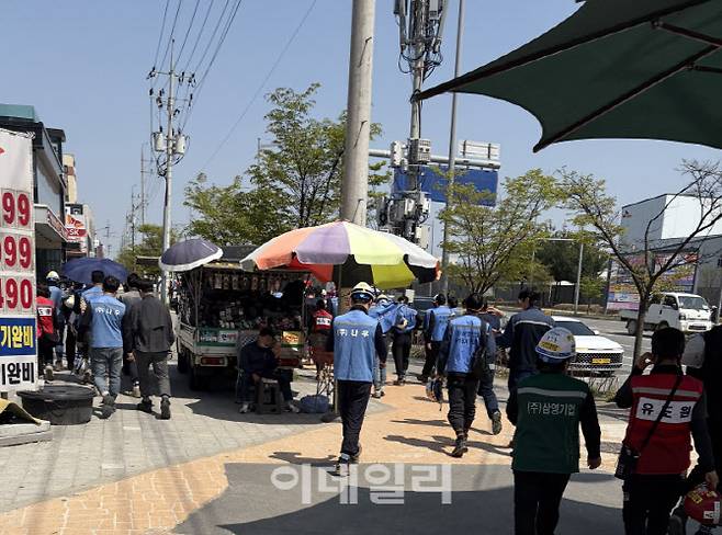 15일 오전 충북 청주시 흥덕구 SK하이닉스 M15X 공장 작업자들이 점심 식사를 위해 이동하고 있다.(사진=공지유 기자