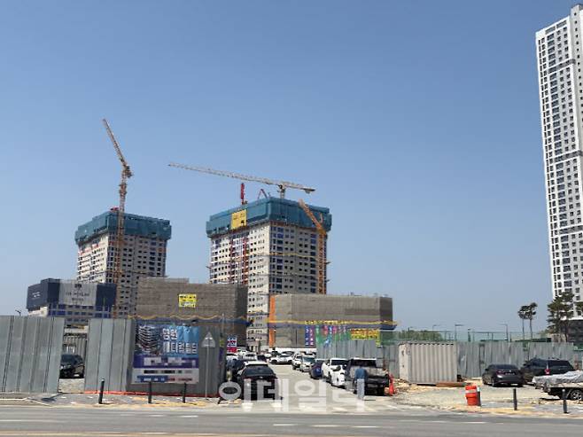 15일 청북 청주시 흥덕구 청주테크노폴리스 산업단지 상가 및 아파트 건설 현장.(사진=공지유 기자)