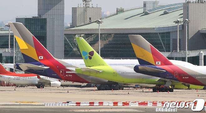 인천국제공항에 진에어 항공기 모습. ⓒ 뉴스1 임세영 기자