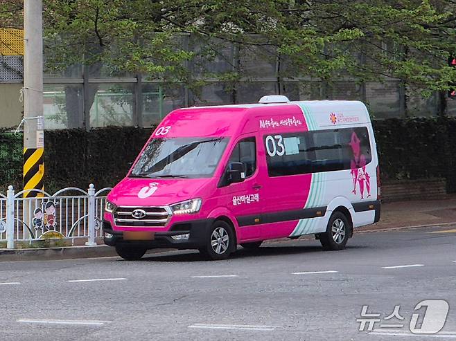 17일 오전 9시께 '울산고래마실버스'가 중구 다전로를 달리고 있다.2026.4.17ⓒ 뉴스1 박정현 기자