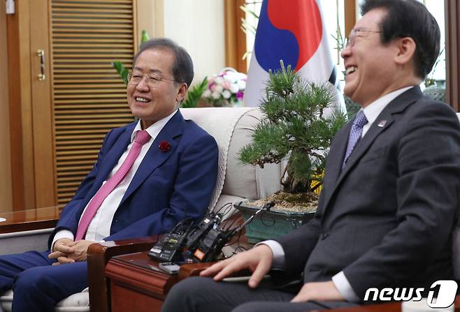 이재명 대통령과 홍준표 전 대구시장. 2023.5.10 ⓒ 뉴스1 공정식 기자