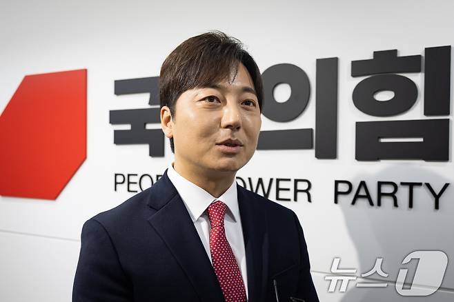 이성배 전 MBC 아나운서가 17일 서울 여의도 중앙당사에서 열린 경기도지사 예비후보 면접에 참석하고 있다. 2026.4.17 ⓒ 뉴스1 유승관 기자