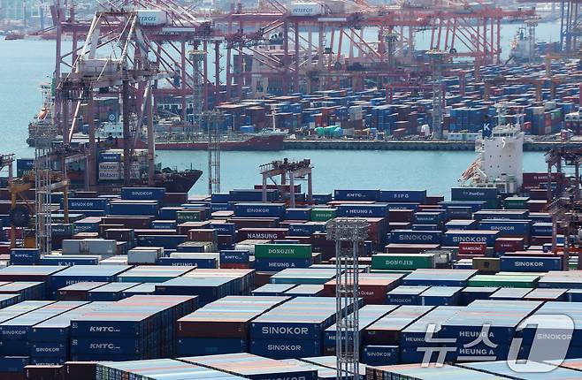8일 부산항 신선대부두와 감만부두 야적장에 컨테이너가 가득 쌓여 있다.(자료사진)  2026.4.8 ⓒ 뉴스1 윤일지 기자