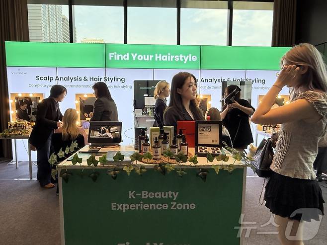 17일 오후 서울 여의도 콘래드서울에서 열린 2026 버츄오소 심포지엄 K-뷰티 체험 ⓒ 뉴스1 윤슬빈 관광전문기자