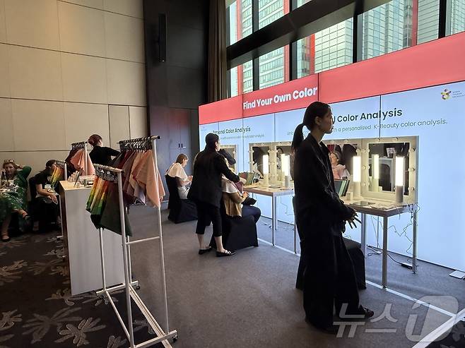 17일 오후 서울 여의도 콘래드서울에서 열린 2026 버츄오소 심포지엄 K-뷰티 체험 ⓒ 뉴스1 윤슬빈 관광전문기자