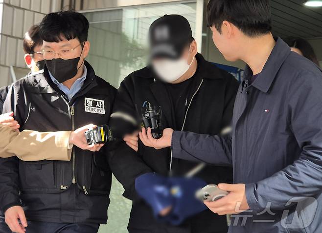 경기도 양주에서 3살 아이가 머리를 다쳐 의식불명이 된 사건과 관련해 아동학대치사 혐의를 받는 20대 친부 A씨가 12일 오후 경기 의정부시 의정부지방법원에서 열린 구속 전 피의자심문(영장실질심사)을 마친 후 법정을 나서고 있다. 2026.4.12 ⓒ 뉴스1 양희문 기자