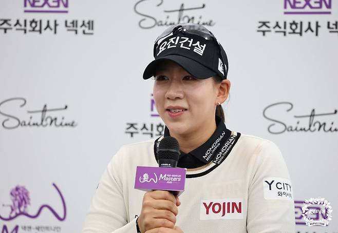 홍지원이 17일 경남 김해 가야CC에서 열린 KLPGA투어 넥센·세인트나인 마스터스 2026 1라운드를 공동 선두로 마치고 인터뷰하고 있다. 사진 | KLPGA